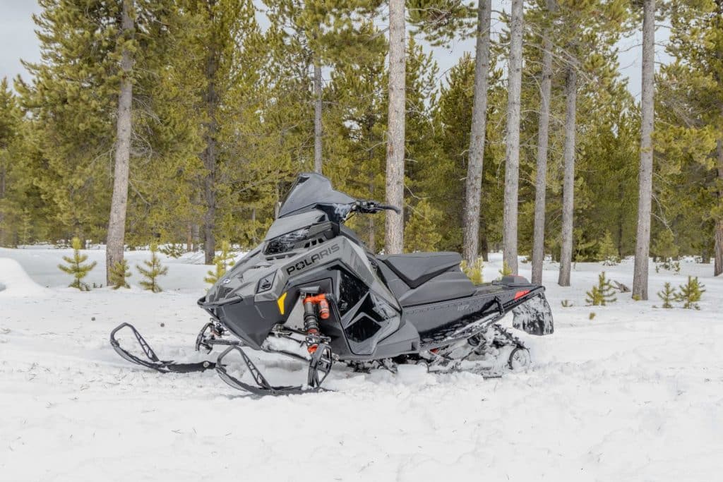 polaris indy vr1 dynamix 650 2025: a snowmobile to discover!