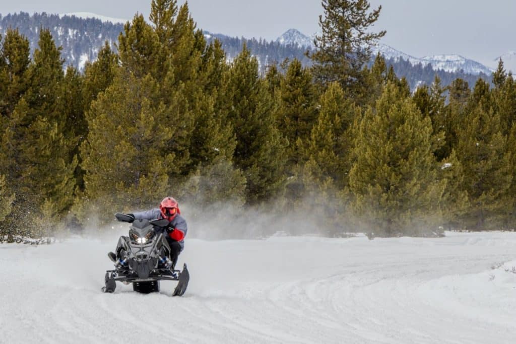 Polaris Switchback Assault 9R 2025 : review and test ride - Snowmobile ...